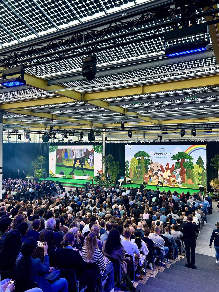 salesforce_NL's tweet photo. Salesforce World Tour Amsterdam 2024 is begonnen! 🚀 

We trappen af met de opening Keynote. Al onze sprekers zijn er helemaal klaar voor. Jij ook? 💙 

#SalesforceTour #Amsterdam #SalesforceNL #AskMoreofAI https://t.co/LWwbUdhLJg