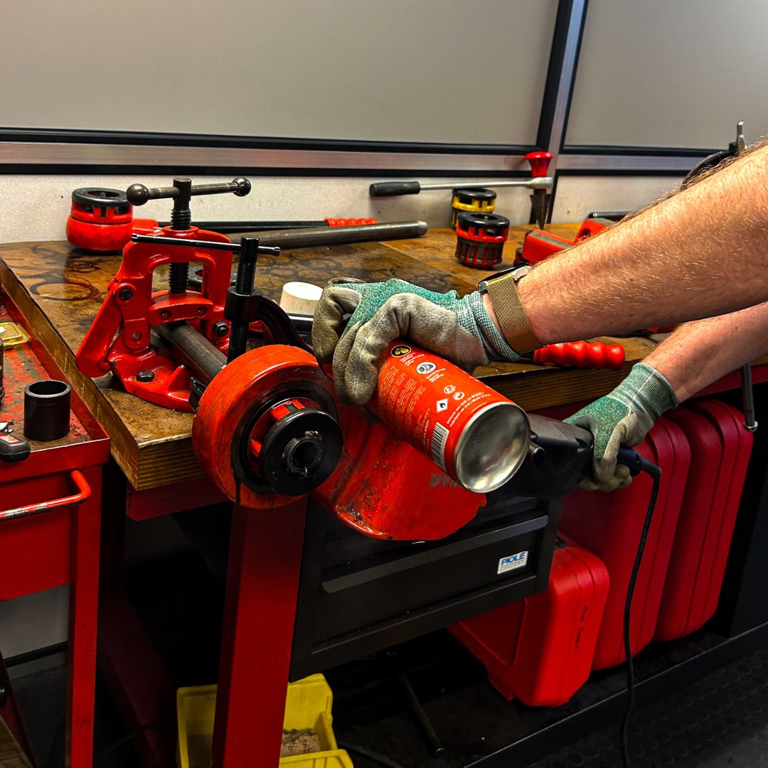 Optez pour la filière électroportative Phénix III, réf. 1375 !

1️⃣ Filetez sans effort jusqu’à 2" dans toutes les situations 💪

2️⃣ Travaillez sans risque : étau de blocage avec barre anti-couple + adaptateur pour têtes octogonales.

Double sens de rotation intégré 😉

#virax