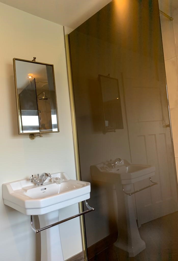 🚿 Upgrade your bathroom with our range of glass shower screens. Tinted for privacy or clear for a sleek look, we've got you covered. Each is tailor-made to match your style 💡🛁

Get in touch! 📞 01623 626676 or 📧 sales@t4design.com

#GlassShowerScreens #InteriorDesign #WetRoom