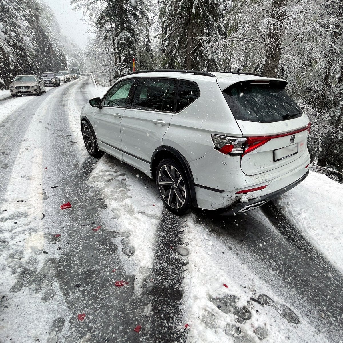 Gestern kam es in #Lungern auf der schneebedeckten Strasse zum #Auffahrunfall. Eine Touristin (31) konnte ihr Auto trotz #Vollbremsung nicht stoppen und prallte in eine stehende Autokolonne. Keine Verletzten, hoher Sachschaden. Fahrzeuge hatten entsprechende #Winterausrüstung.