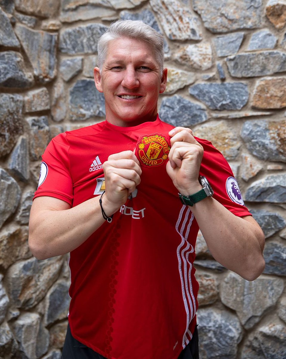 Was disrespected and treated so badly by the club, kept it away from the media and still loves United so much to date. My respect and love for Basti just went up. 🫡❤️