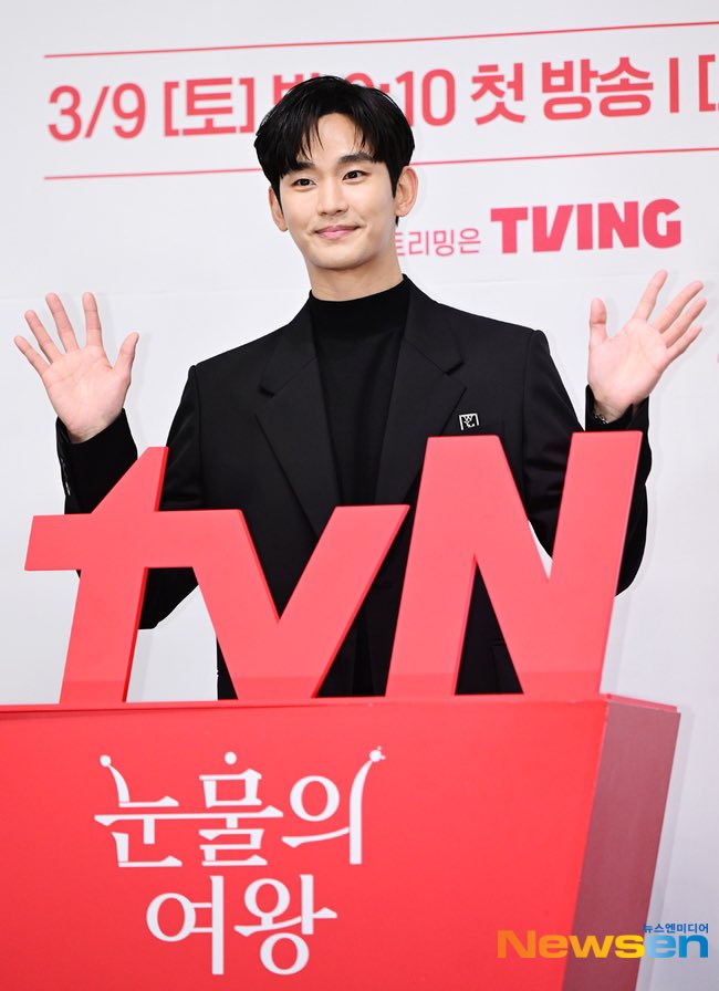 soohyunupdates's tweet photo. [NEWS] Actor #KimSoohyun is stepping up as a singer for the drama #QueenOfTears’ OST.

According to an official statement of Queen of Tears crew on April 18th to Newsen, “Kim Soohyun recently participated in recording the OST for Queen of Tears. To repay the love from our viewers, the production team and Kim Soohyun have put a lot of effort into this. Please tune in to see which songs will appear in which scenes.”