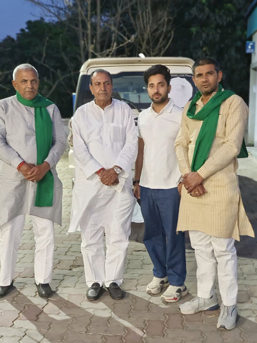 आपके अपने ⛽ फ्यूल स्टेशन पर पूर्व खादी कमीशन चेयरमैन डाo यशवीर सिंह जी व राष्ट्रीय लोकदल युवा प्रदेश महासचिव सुनील मलिक जी के साथ चुनाव प्रचार के बाद फुरसत के कुछ पल
इस पोस्ट के साथ एक अपील कल मतदान करके लोकतंत्र के महापर्व में अपनी भागीदारी सुनिश्चित करे 🙏🏻
<a href="/jayantrld/">Jayant Singh</a>
