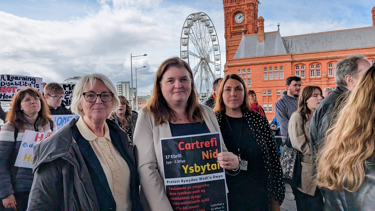 🏠Amazing turnout for the #Stolenlives #HomesNotHospitals protest outside the Senedd.

People with a learning disability and/or autism should not be locked up in hospitals. We should be providing appropriate care and supporting those who need it in the community.