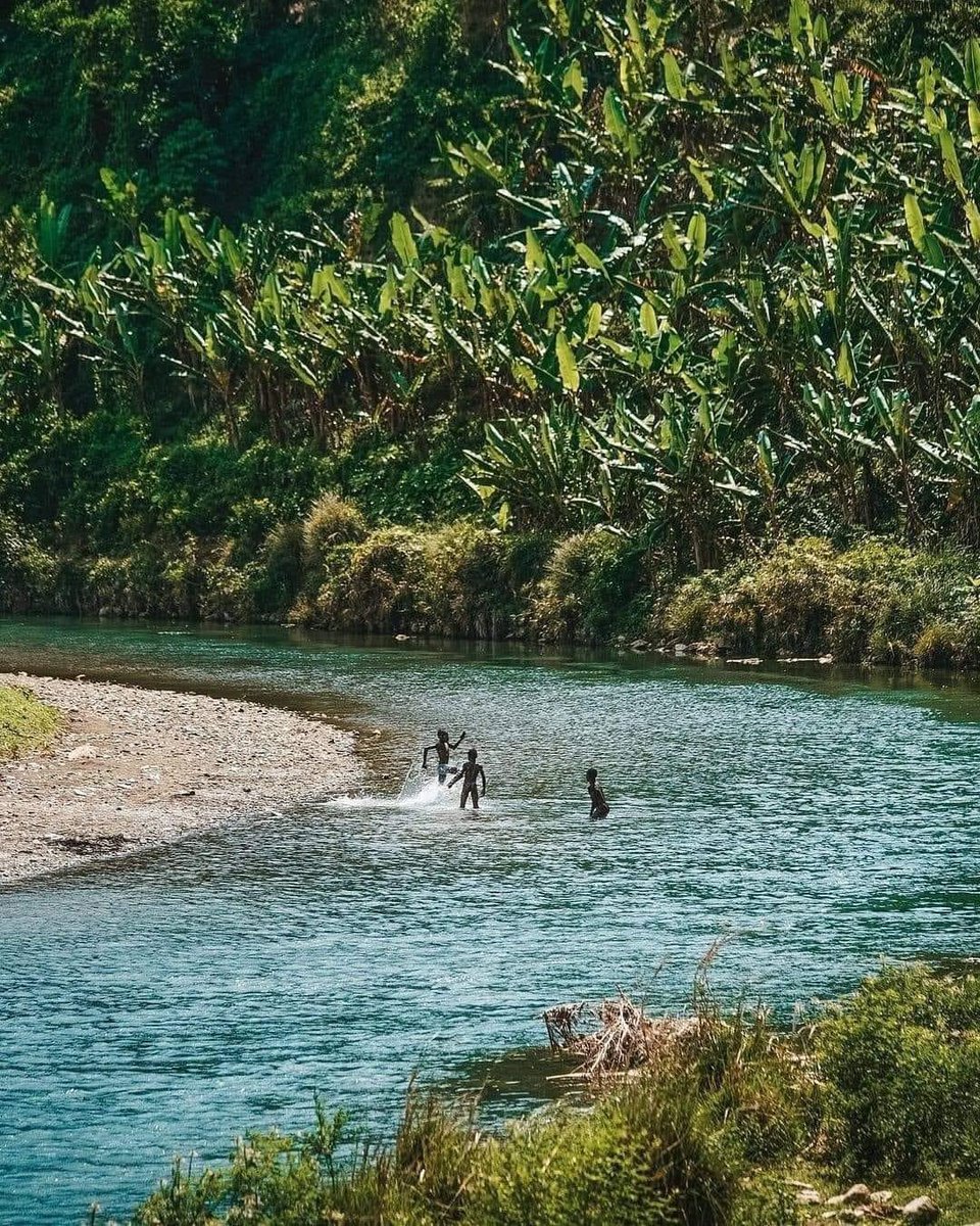 mbduvalier's tweet photo. Haïti 🇭🇹 chérie ❤️ Les gens les plus heureux n'ont pas tout ce qu'il y a de mieux. Ils font juste de leur mieux avec tout ce qu'ils ont 😇 Bonjour à toutes et à tous 🌹📸 @LeTerritorial La rivière Voldrogue, un trésor caché de la Grand'Anse.  #AyitiPeupla #Haiti ���� https://t.co/8NSgtLnhjX