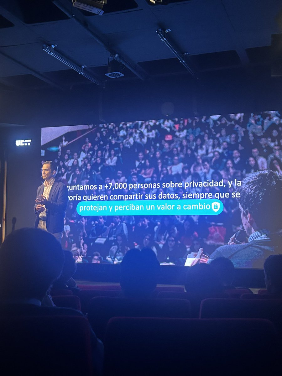 VeronicaVarez's tweet photo. Uno de los retos de la #IA es el uso de los datos y la protección de la privacidad del usuario. Escuchamos a @hezumartin, Head of Data and Measurement en @GoogleES https://t.co/jwz5uRwv7T