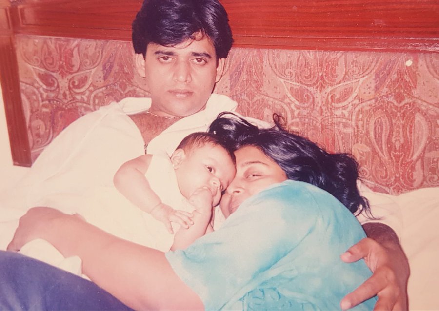 Ravi Kishan with his daughter #Shinova whom he doesn’t want to accept now. #RaviKishan #Gorakhpur