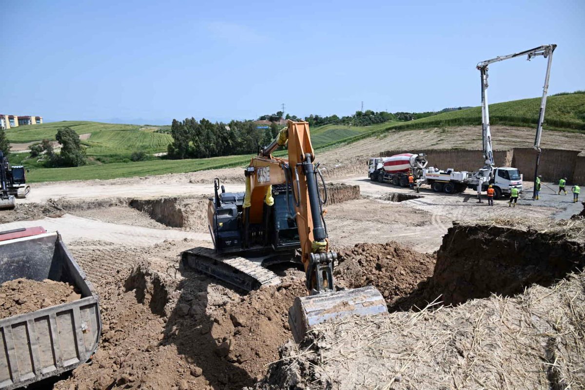 Valimiz Dr. Erdinç Yılmaz, Kadirli Huzurevi Yaşlı Bakım ve Rehabilitasyon Merkezi inşaatında incelemelerde bulundu. Vali Yılmaz, yılsonuna kadar tamamlanması planlanan Huzurevi’nin bir ve iki kişilik odalardan oluşacağını ve 96 kişiye hizmet vereceğini söyledi. @DrErdincYILMAZ1