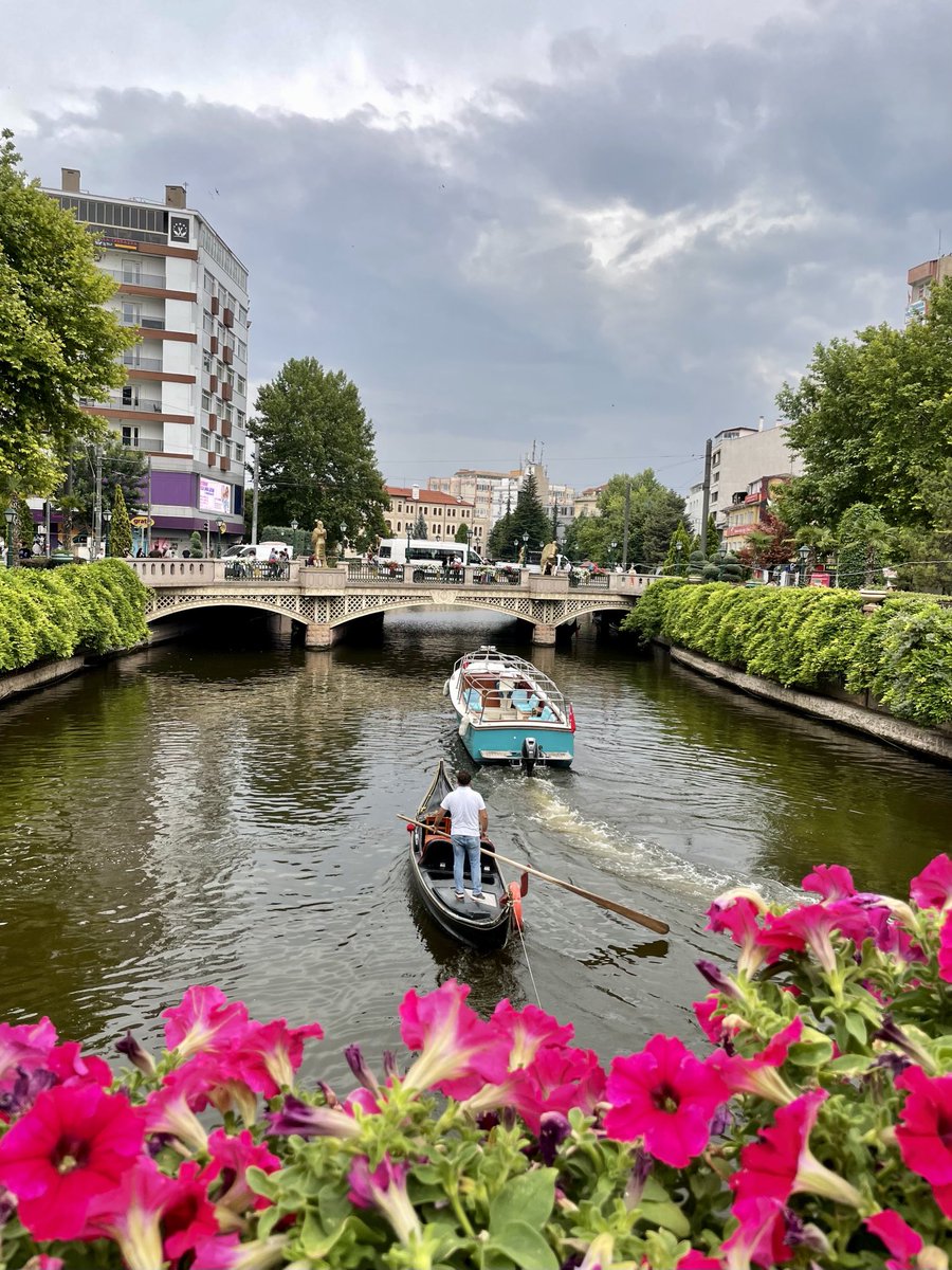 1aysedogan's tweet photo. Güzel şehrim;

Eskişehir sizi çağırıyor.
“GEZİ PROGRAMINIZI ESKİŞEHİR’e YAPIN”
 
15-22 Nisan Turizm Haftası kutlu olsun…
#Eskişehir #ŞehirEskişehirdir 
#EskişehirKıymetlidir #gondol #kayık #dragon #Porsukçayı https://t.co/z2z1bZZOuu