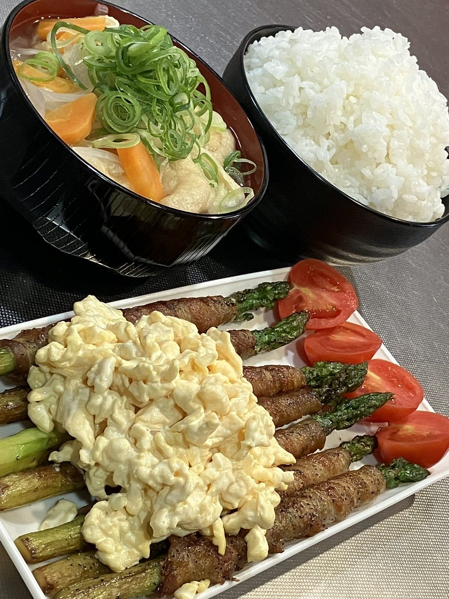 今日はアスパラの肉巻きタルタル定食を食べました。おいしかったです。