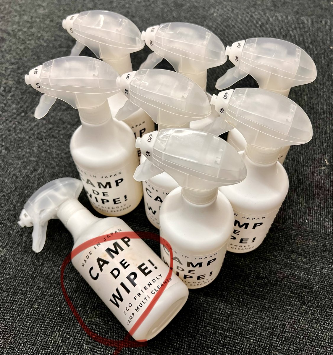 KURONOSklon's tweet photo. 破棄なんてできない！
だってラベルが汚れただけなんです。。。

入荷の配送中に1点破損して液漏れになってしまったみたいで、他の商品にも液がかかってラベルが汚れてしまったんです。

交換用の商品をすぐに送ってくださったのですが、
この販売できないけど使えるマルチクリーナー貰ってくれる方おられますでしょうか？

KURONOSをフォローとリポストで4/22〆です。
https://t.co/chkyEtKQzC