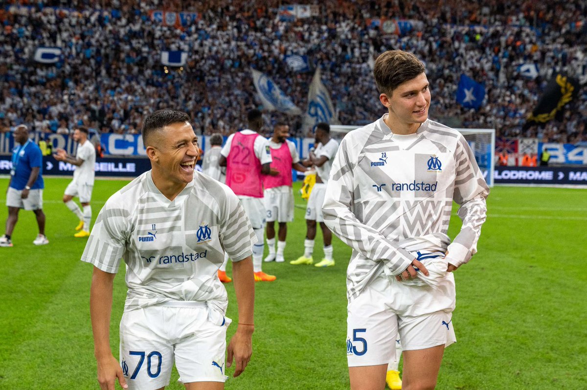 Olympien2613's tweet photo. Léo Balerdi : "Pour moi, 90% du joueur, c'est la tête, le mental. J'essaye d'apprendre de grands joueurs, de toujours être plus concentré.
Alexis Sanchez, il avait ce type de mentalité. Tous les matins, il était à 100% tout le temps, de la salle de soins au terrains. J'essaye de transmettre ça aux plus jeunes du groupe aujourd'hui."

(@lequipe) #OMSLB #TeamOM