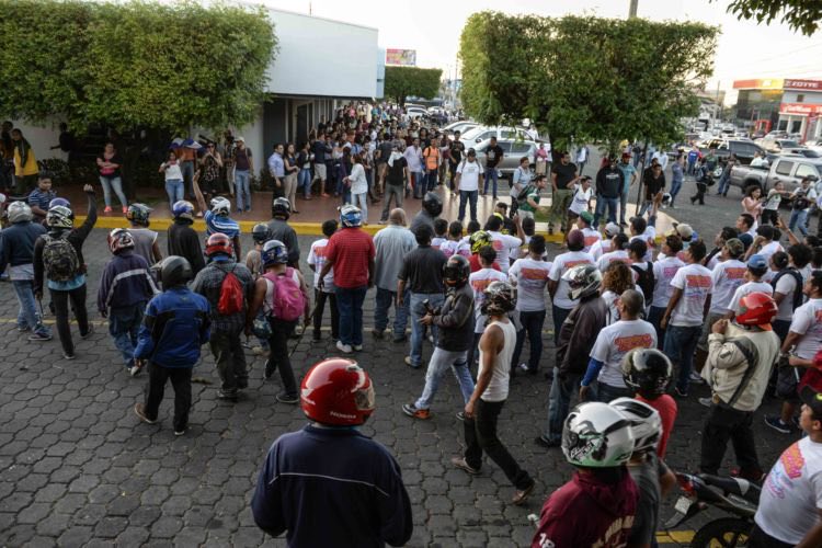 CafeconVozNi's tweet photo. Hace 6 años el pueblo reaccionó por la agresión que turbas sandinistas hicieron contra jubilados en León, que protestaban con la reforma INSS. La indignación creció en Managua y todo el país. La historia cambió. #AbrilEsNicaragua #AbrilSomosTodos #AbrilEsResistencia #VivaAbril https://t.co/V5n0g8G6G3