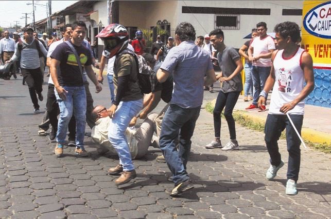 CafeconVozNi's tweet photo. Hace 6 años el pueblo reaccionó por la agresión que turbas sandinistas hicieron contra jubilados en León, que protestaban con la reforma INSS. La indignación creció en Managua y todo el país. La historia cambió. #AbrilEsNicaragua #AbrilSomosTodos #AbrilEsResistencia #VivaAbril https://t.co/V5n0g8G6G3
