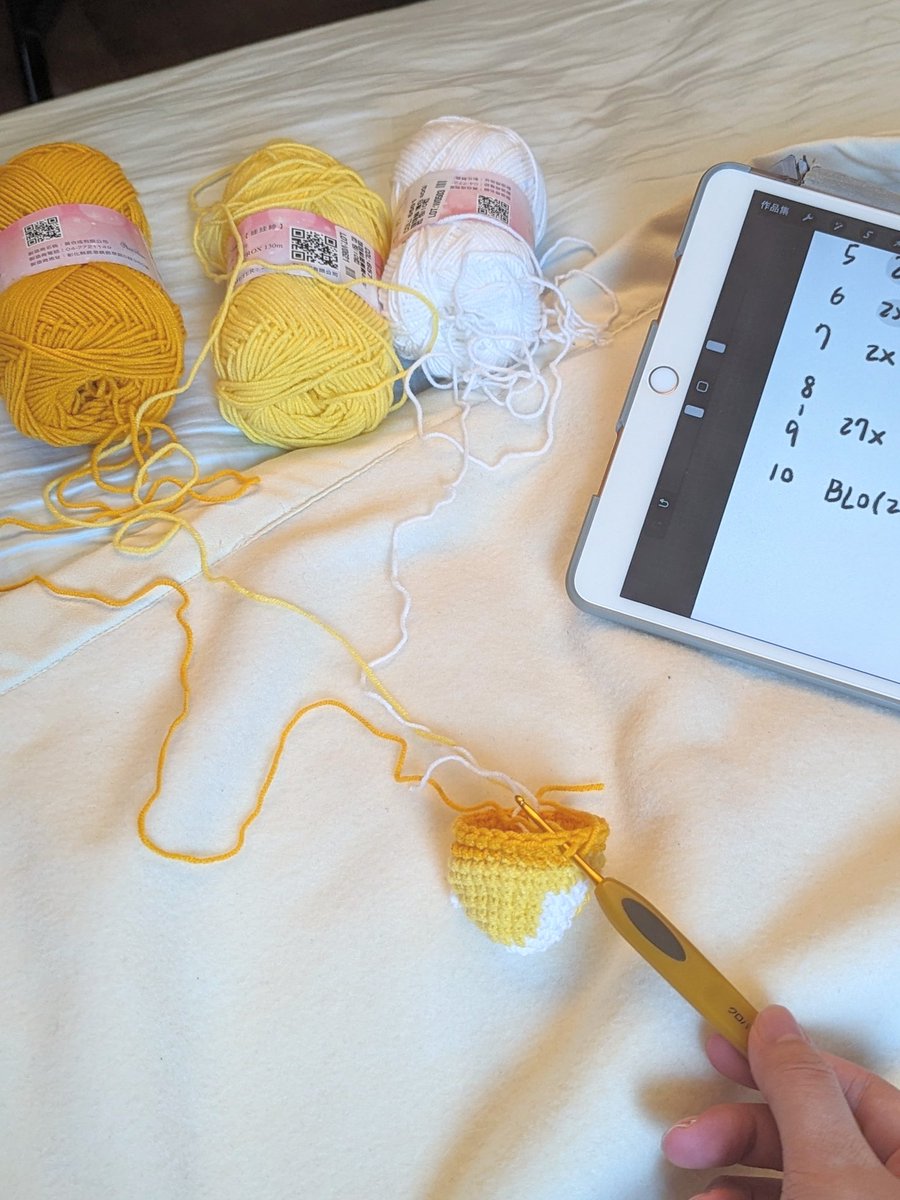 一次接了三條線在身上 真的會瘋◉⁠‿⁠◉ 猜得出來這次是哪顆彩蛋嗎ヾ⁠(⁠･⁠ω⁠･⁠*⁠)⁠ﾉ？ #crochet #あみぐるみ #amigurumi #livlyisland #リヴリー #リヴリーアイランド #リヴリー手芸部