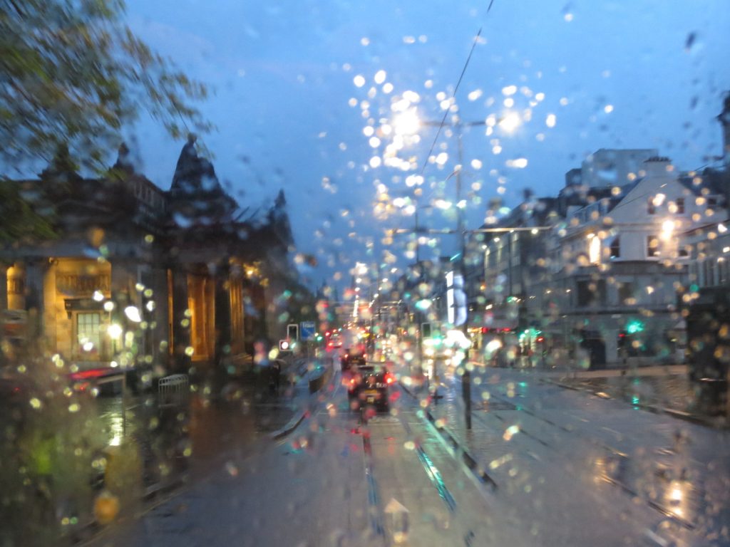 Rain, rain, rain! It’s been a familiar sight lately but this #ThrowbackThursday is from ten years ago, remembered by Starburst as another very wet spring. But we agree, the colours of Edinburgh are lovely as viewed from the best seat @on_lothianbuses edinburghcollected.org/picture_memori…