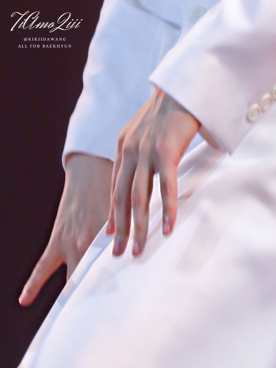 baekhyun hand close-ups in recent days :