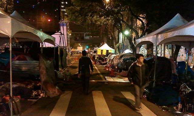 AN UNFINISHED JOURNEY OF THE SUNFLOWER MOVEMENT IN TAIWAN Written by Jackson Yeh. Image credit: Taipei Sunflower Movement Nighttime Tents (13662409284) by Jesse Steele from China/ Wikimedia Commons, license: CC BY 2.0 DEED. taiwaninsight.org/2024/04/18/an-…