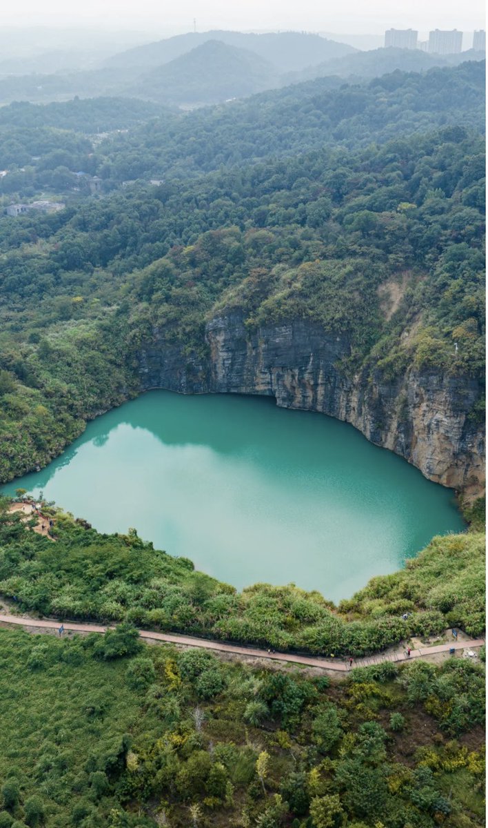 A shimmering #emerald hue! Nestled on the south banks of the Xiangjiang River in Xiangtan, #Hunan, Jinxia Mountain Forest Park is home to a jade-like #lake, beautifully transformed from a deserted mine pit. (Photo Credit: 十比特的光📸)