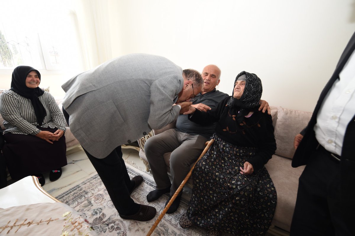 inaciyapar's tweet photo. 🇹🇷14 - 20 Nisan Şehitler Haftası

2002 yılında Şırnak'ta şehit olan evladımız Uzman Çavuş Osman Nuri Taşkıran'ın babası Kasım Bey ve annesi Gülbeyaz hanımı, belediye meclis üyelerimiz Sn. Durdunaz Horoz ve Sn. Ali Alkan ile birlikte ziyaret ettik.

Bu vesileyle aziz şehidimize bir kez daha Cenab-ı Allah'tan rahmet, Taşkıran ailesine başsağlığı diliyorum.