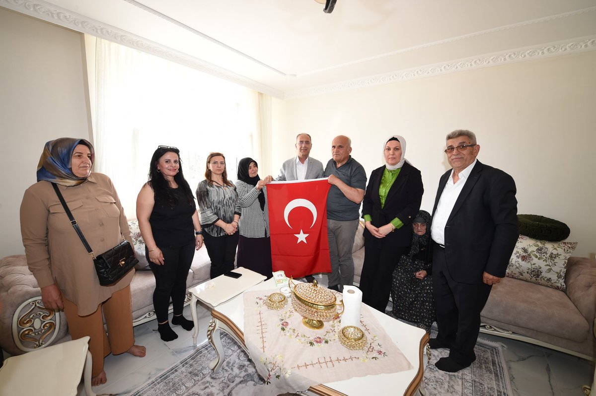 inaciyapar's tweet photo. 🇹🇷14 - 20 Nisan Şehitler Haftası

2002 yılında Şırnak'ta şehit olan evladımız Uzman Çavuş Osman Nuri Taşkıran'ın babası Kasım Bey ve annesi Gülbeyaz hanımı, belediye meclis üyelerimiz Sn. Durdunaz Horoz ve Sn. Ali Alkan ile birlikte ziyaret ettik.

Bu vesileyle aziz şehidimize bir kez daha Cenab-ı Allah'tan rahmet, Taşkıran ailesine başsağlığı diliyorum.