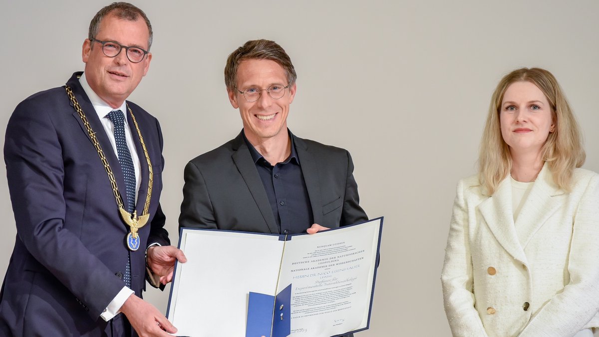 🌿Prof. Dr. Nico Eisenhauer, Forschungsgruppenleiter am @idiv, ist neues Mitglied der @Leopoldina. Die Aufnahme in die 1652 gegründete Nationale Akademie der Wissenschaften ist eine hohe Anerkennung. Herzlichen Glückwunsch🎉@UniLeipzig @EisenhauerLab Mehr: shorturl.at/ktwyE