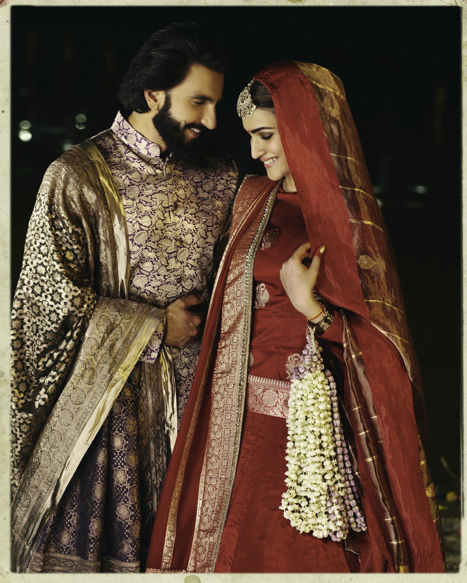 MMalhotraworld's tweet photo. At #NamoGhat in Kashi, the historic fashion show glows under the spotlight with our muses @ranveersingh and @kritisanon. They showcase the epitome of ‘Make in India’ with our #BANARAScollection.
@ManishMalhotra
@Minoritiesfdn #VocalForLocal https://t.co/tIq7aRAEqU
