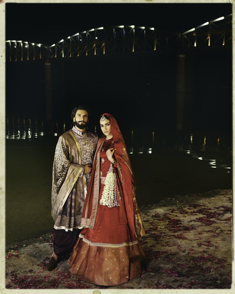MMalhotraworld's tweet photo. At #NamoGhat in Kashi, the historic fashion show glows under the spotlight with our muses @ranveersingh and @kritisanon. They showcase the epitome of ‘Make in India’ with our #BANARAScollection.
@ManishMalhotra
@Minoritiesfdn #VocalForLocal https://t.co/tIq7aRAEqU