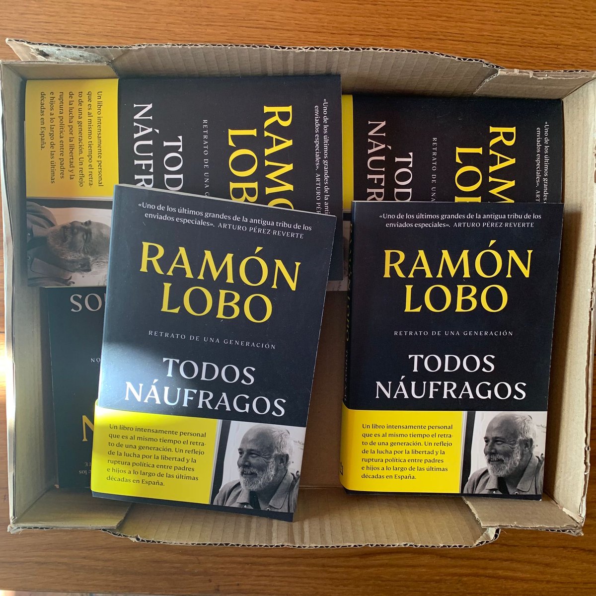 La edición en formato de bolsillo de TODOS NÁUFRAGOS acaba de llegar a las librerías. Ramón estaría feliz. Es un libro muy personal y a la vez un retrato de toda una generación. Nos propusimos mantener su legado vivo y lo estamos consiguiendo. ¡Gracias por recomendar su lectura!