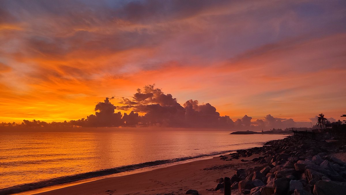 Langit Terengganu pagi semalam.