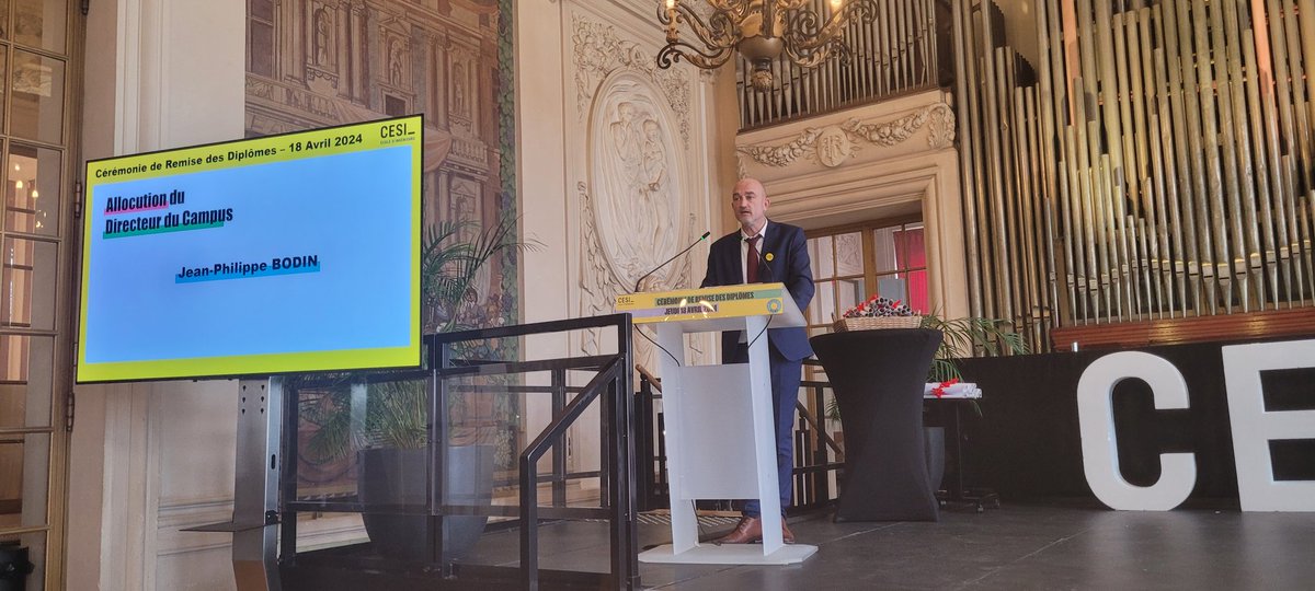 Ouverture de la cérémonie de remise des diplômes du CESI par le président du @GrandReims maire de @VilledeReims sous les applaudissements des étudiant.e.s et de leur famille. L'@universitereims est toujours présente pour soutenir les établissements du #REESRCA @Clement_URCA