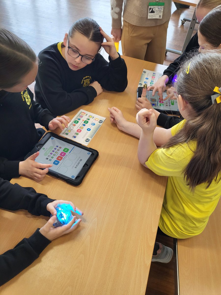 smmjjnr's tweet photo. 5JK had fun today creating light shows using Sphero robots!🤖 #smmjcomputing @Knowsleyclcs https://t.co/xQ3EeyYNAF