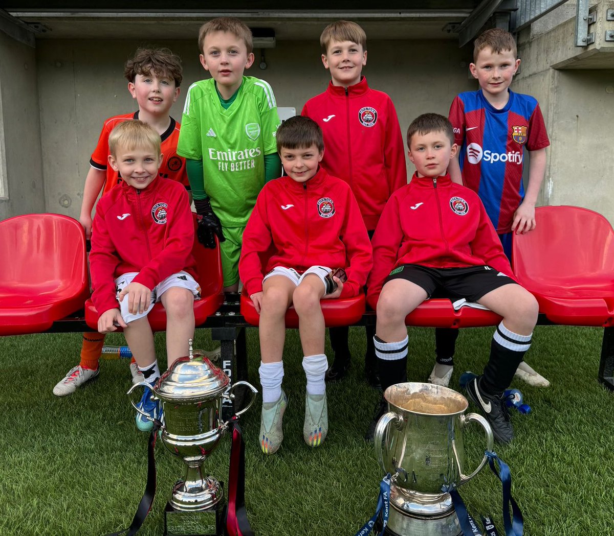 🏆 🏆 | SPECIAL GUESTS

It was great to see the @SCEFLeague Challenge Cup and @KentFA #SeniorTrophy at the training of our Junior Dockers this week.

With a first team that has inspired these young players, the future is very bright on our #DockersPathway!

#WeAreDockers