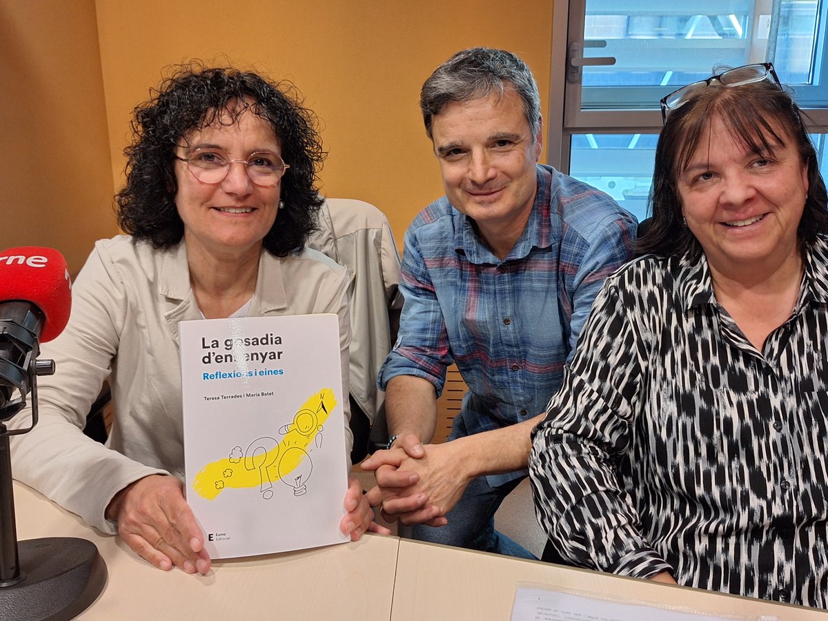 Aquest dimarts la @teresaterradesp, coautora de 'La gosadia d'ensenyar', va visitar el programa Lletra lligada de @radio4_rne per parlar del paper dels mestres i la relació amb les famílies. Podeu escoltar el programa sencer aquí: rtve.es/play/audios/ll…