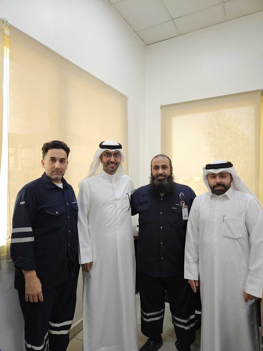 ودعنا اليوم زملينا واخونا الغالي احمد ناصر الهبدان حيث كان اليوم اخر يوم عمل له ، بعد زمالة واخوة استمرت لاكثر من عشرين سنة في وحدة البتومين، 
كان فيها نعم الصديق والزميل والأخ ، نتمنى له كل التوفيق والسعادة وان يجمعنا الله واياه في الدنيا والأخرة على خير
 #القطاع_النفطي