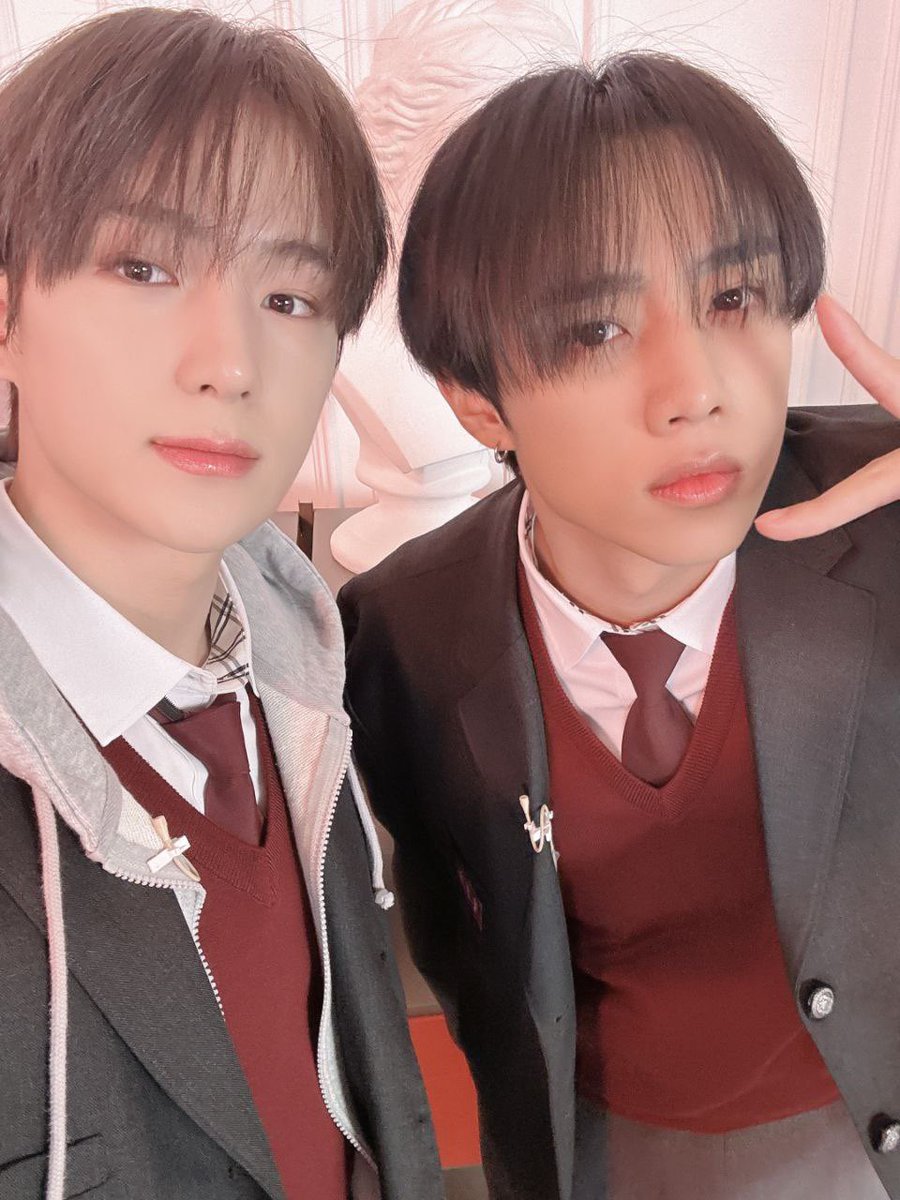 millchrains's tweet photo. 𝗮𝗸𝘂 𝘱𝘢𝘭𝘪𝘯𝘨 𝘨𝘢𝘣𝘪𝘴𝘢 tentang 𝙈𝙄𝙇𝙎𝙐𝙉 selca🤒. kayak, 𝗪𝗔𝗛😧 𝘢𝘱𝘢𝘬𝘢𝘩 𝘥𝘶𝘯𝘪𝘢 𝘢𝘬𝘢𝘯 𝘣𝘦𝘳𝘨𝘦𝘫𝘰𝘭𝘢𝘬 saat ini 𝗝𝗨𝗚𝗔?🤔
suster… tolong… suster… pasiennya ada yang tantrum nih https://t.co/FhzYl29fw1