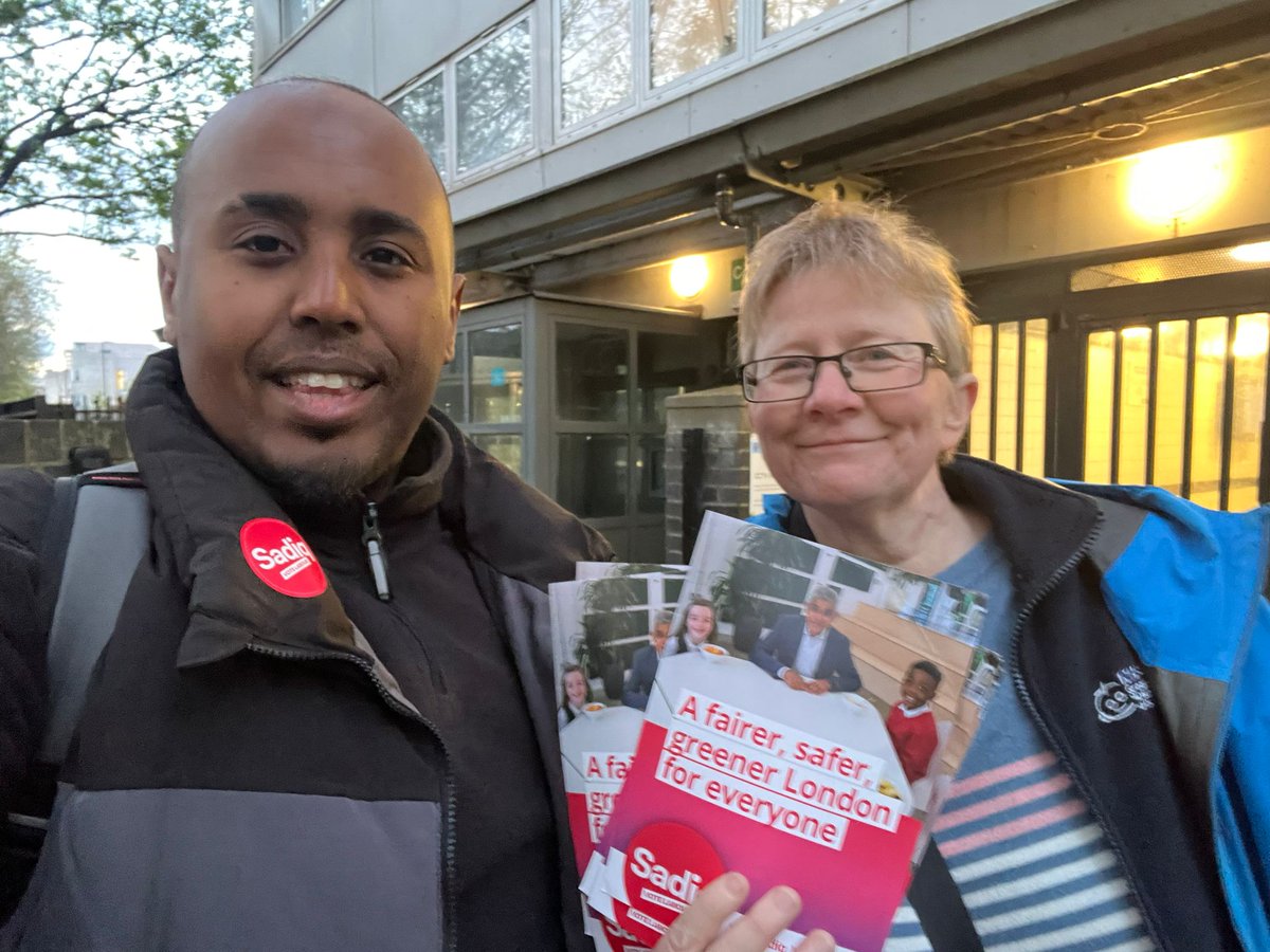 How to unwind after a long day at my desk followed by a busy council surgery? Canvassing for <a href="/SadiqKhan/">Sadiq Khan</a> of course, with my lovely <a href="/IslingtonLabour/">Islington Labour 🌹 #OnYourSide</a> fellow Arsenal councillors. Only 2 weeks to go until the election.