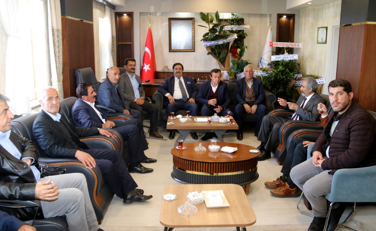 Xani Aşiretinin ileri gelenleri belediyemizi ziyaret ederek, Eşbaşkanlarımız Rabia Başak Koç ve Cemil Komi'ye yeni görevlerinde başarılar dilediler...