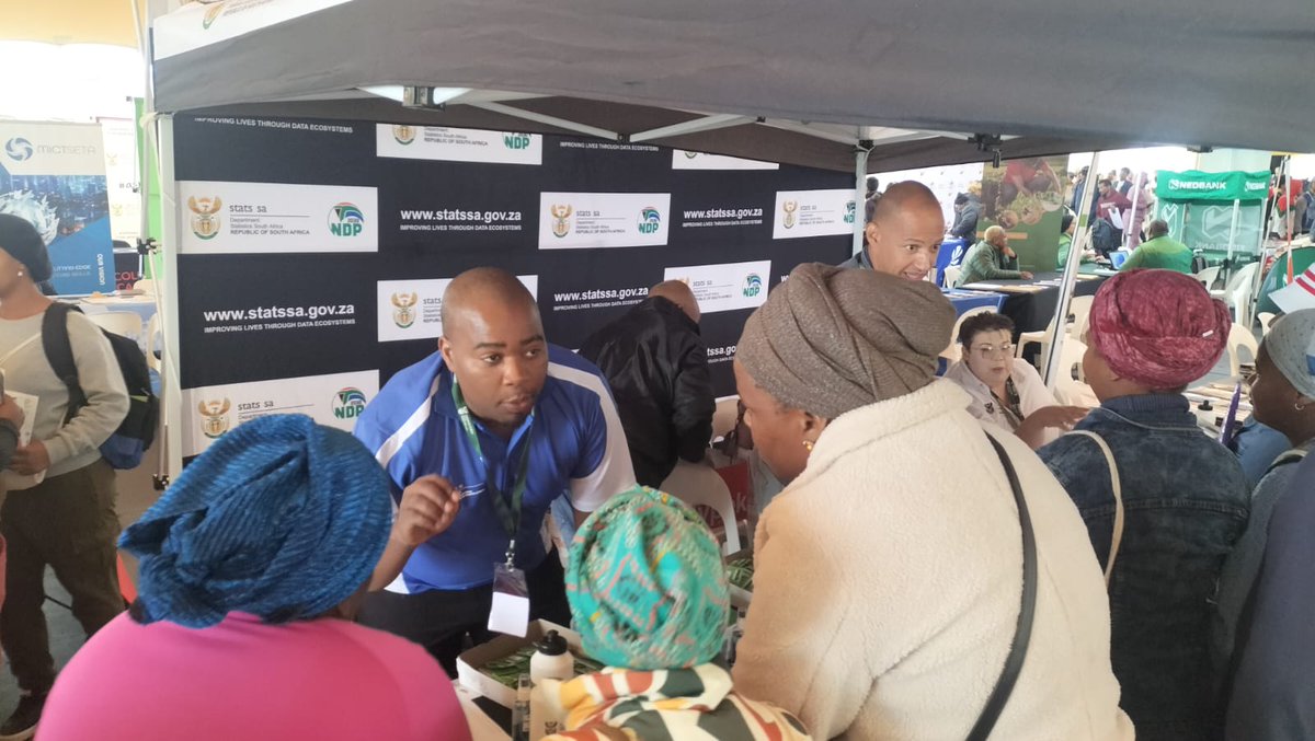 📷 #StatsSA WC officials are at the Jobs Fair hosted by @deptoflabour in the West Coast Region, at the Vredenburg Sports Ground. Officials are sharing the work done by the organisation as well as discussing career paths & opportunities. #jobsfair