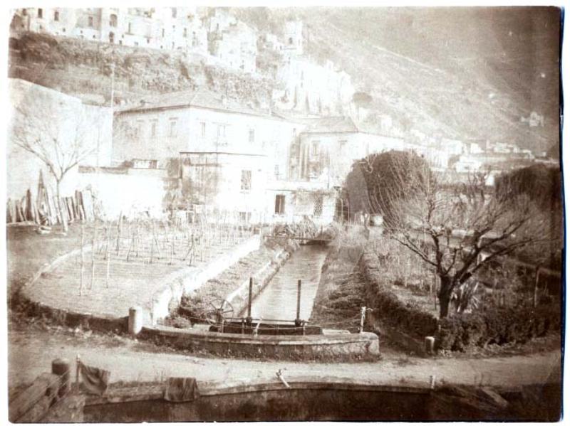 museo_MuDiF's tweet photo. 𝐀𝐩𝐩𝐮𝐧𝐭𝐚𝐦𝐞𝐧𝐭𝐨 𝐜𝐨𝐧 𝐢𝐥 𝐭𝐞𝐫𝐫𝐢𝐭𝐨𝐫𝐢𝐨.
Ancora Sarno, ancora una città in bianco e nero.
Continua il viaggio MuDiF, questa volta con scatti del fondo Milone.
#appuntamentoconilterritorio #Mudif #sarno #luoghidascoprire #storiadellafotografia #storia #fotografia https://t.co/Ydh9g7HcNf