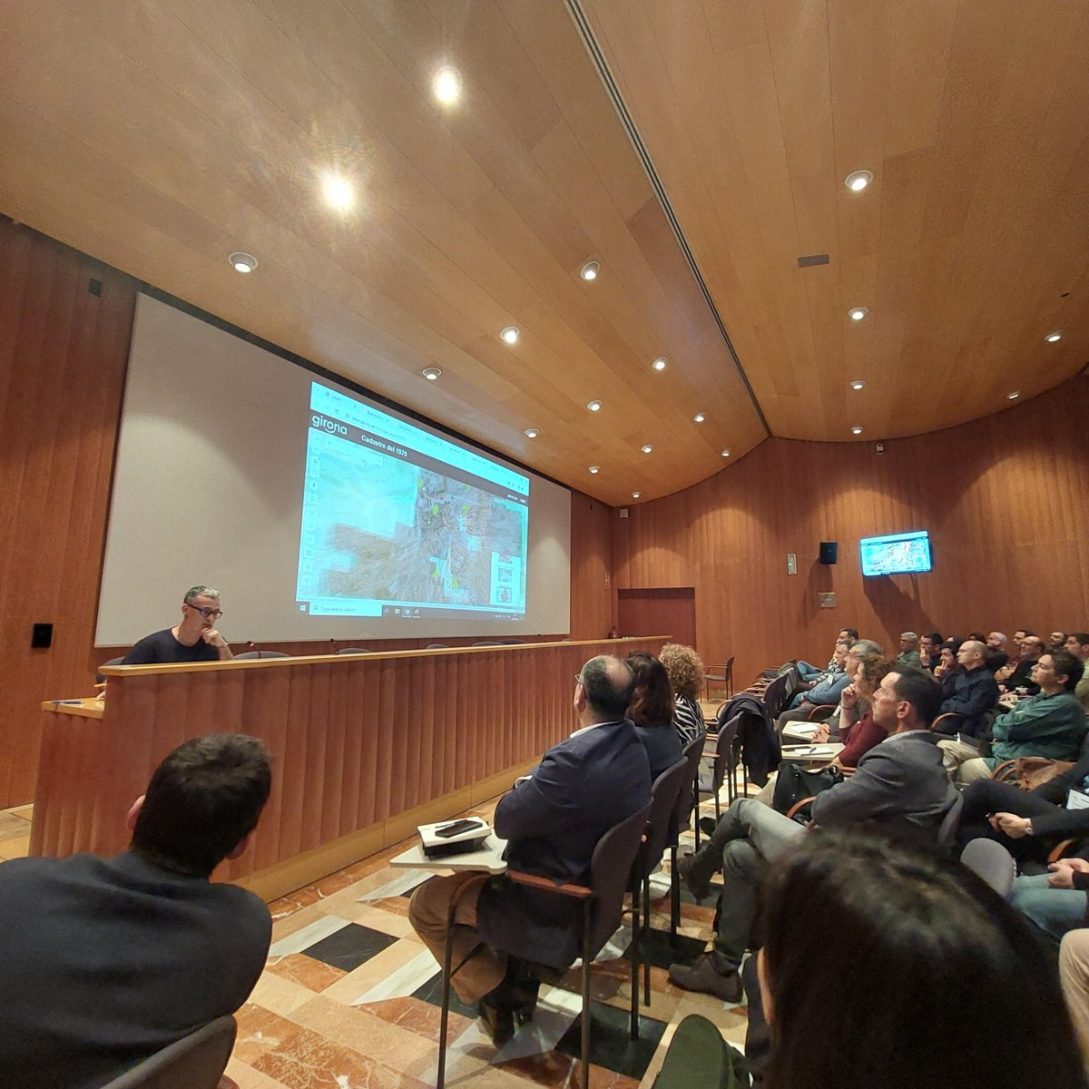Esri_Spain's tweet image. 📢🌍Toca el turno al @Girona_Cat, con la ponencia de su caso de éxito: Gestió de serveis SIG a l’Ajuntament de Girona, con Francesc Puigvert, donde nos ha comentado como se organiza Girona para gestionar el territorio en su totalidad con mapa 3D, la utilización de #ArcGISapps.