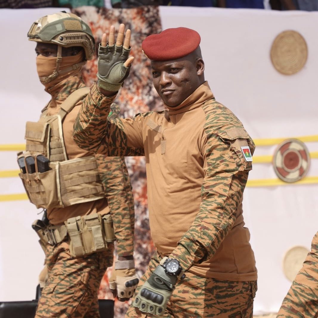 CheickIbtidiani's tweet photo. 📍#Burkina | 3 diplomates français sommés de quitter le territoire 🤷🏿‍♂️

Les autorités burkinabè ont donné jusqu'à ce jeudi, l'ordre à 3 diplomates #français de quitter son territoire pour cause "𝐝'𝐚𝐜𝐭𝐢𝐯𝐢𝐭𝐞́𝐬 𝐬𝐮𝐛𝐯𝐞𝐫𝐬𝐢𝐯𝐞𝐬".

Il s��agit de 𝐆𝐰𝐞𝐧𝐚𝐢̈𝐞𝐥𝐥𝐞 𝐇𝐚𝐛𝐨𝐮𝐳𝐢𝐭  𝐞𝐭 𝐥𝐞𝐬 𝐜𝐨𝐧𝐬𝐞𝐢𝐥𝐥𝐞𝐫𝐬 𝐩𝐨𝐥𝐢𝐭𝐢𝐪𝐮𝐞𝐬 𝐆𝐮𝐢𝐥𝐥𝐚𝐮𝐦𝐞 𝐑𝐞𝐢𝐬𝐚𝐜𝐡𝐞𝐫 𝐞𝐭  𝐇𝐞𝐫𝐯𝐞́ 𝐅𝐨𝐮𝐫𝐧𝐢𝐞𝐫, travaillant à l'ambassade de #France au #Burkina, ont été déclarés comme "𝐩𝐞𝐫𝐬𝐨𝐧𝐧𝐞𝐬 𝐢𝐧𝐝𝐞́𝐬𝐢𝐫𝐚𝐛𝐥𝐞𝐬" (persona non grata).

#vaincre_le_terrorisme_ensemble 🇲🇱🇳🇪🇧🇫✌🏿
#GatsaGatsa🇸🇳
#Ou_sont_les_têtes_pensantes 
Suivez la chaîne Actualité Sécuritaire dans le Sahel 🇧🇫🇲🇱🇳🇪 sur WhatsApp  : https://t.co/JdA5uGR4ak