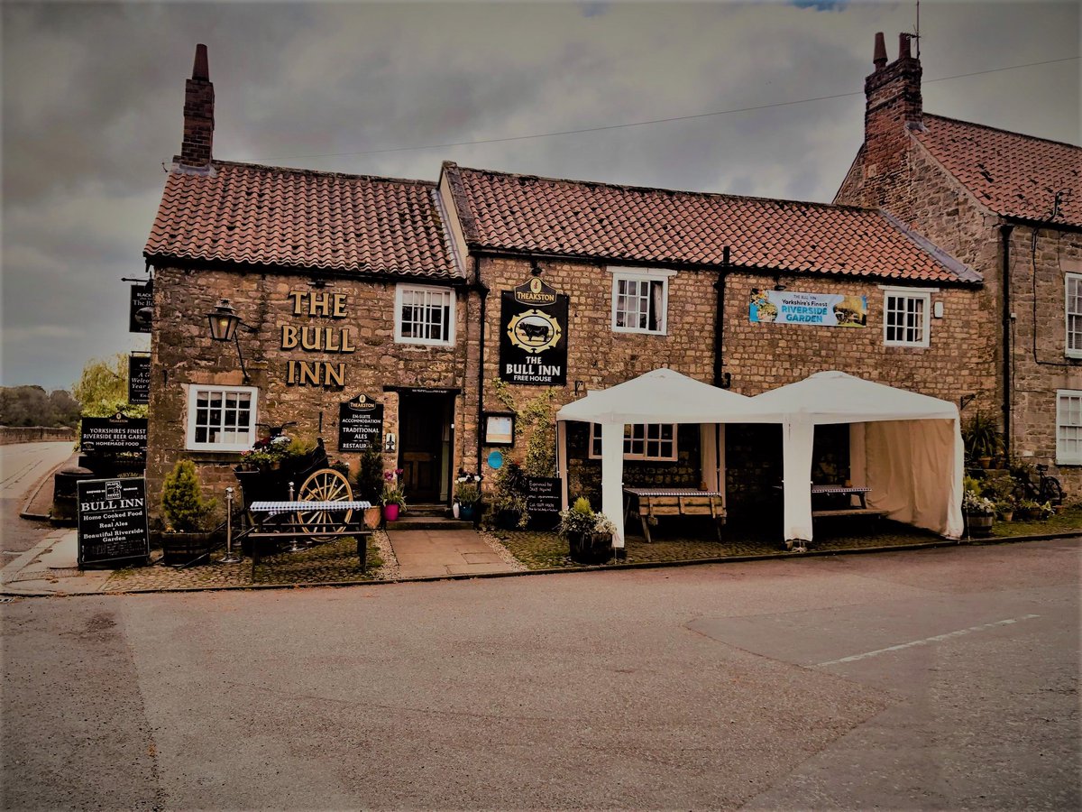 philip_spellacy's tweet image. Experienced part time bar staff required immediately at the popular and busy Bull Inn, West Tanfield, near Ripon, North Yorkshire.
Please contact  Graham on 01677 470678 for further details.
#employmentopportunities #barwork #pubjob #pubwork #riponjobs #mashamjobs #westtanfield