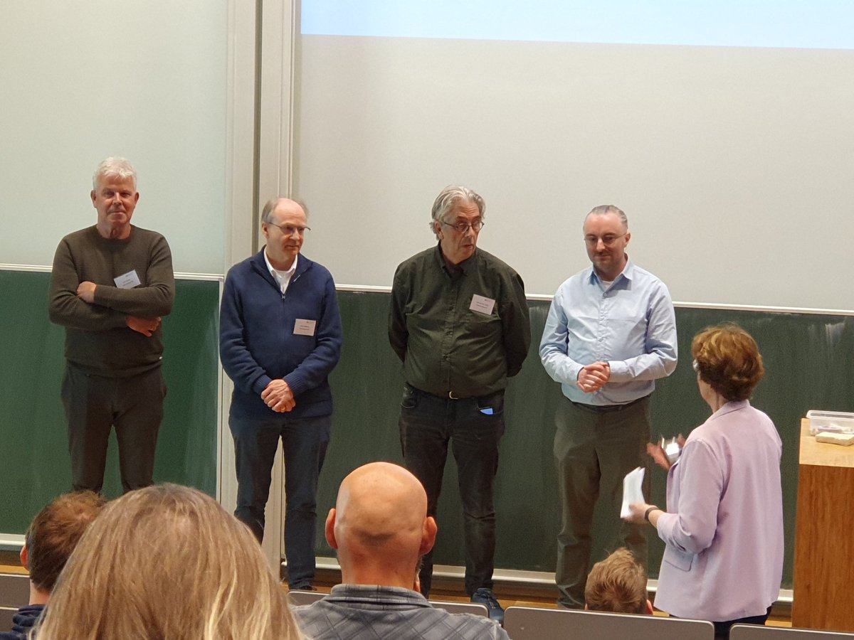 Het afscheid nemend bestuur van @ieni wordt door de nieuwe voorzitter Jacqueline Nijenhuis-Voogt in het zonnetje gezet.