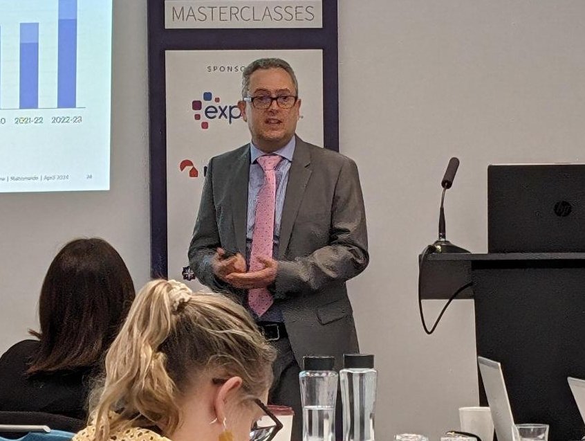 Headlinemoney_'s tweet photo. “UK households spend an unusually high proportion of their income on housing”
Money writers listen to Robert Gardner, Chief Economist @NationwidePress at #HMMasterclass https://t.co/hQrTSWAQ4A