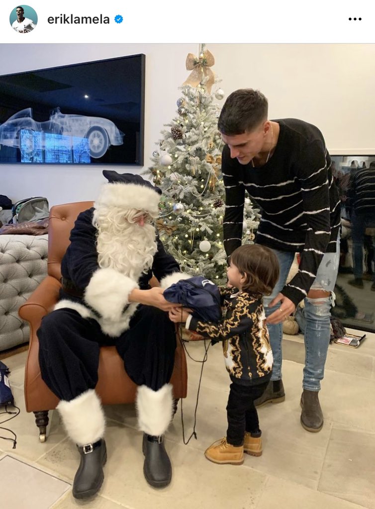 erik lamela didn’t want a red santa so he made them dressed in white and blue 😂🤍