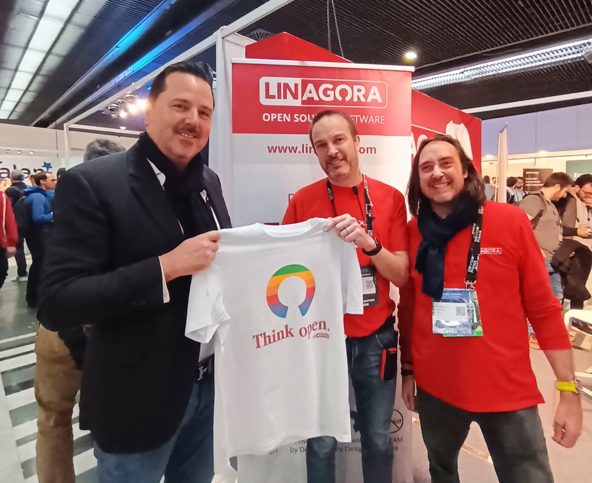 Live #Devoxx #DevoxxFr Dans les allées du plus grand rassemblement #dev #devops 🇫🇷 The place to be for sure & with the right T-shirt on 😉 ' Think open. ' Big up to the orga team 💪👍 W/ @DevoxxFR @nmartignole @AlexZapolsky @fredhermelin @Devoxx