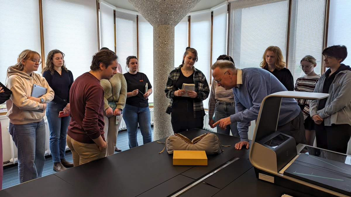 Ook onze grootste schatten worden regelmatig gebruikt voor onderwijs. Vanochtend toonde Geert Warnar deze studenten bij hun vak over Middelnederlandse epische ridderverhalen @leidenhum het middeleeuwse handschrift van de Roman van Heinric en Margriete van Limborch.