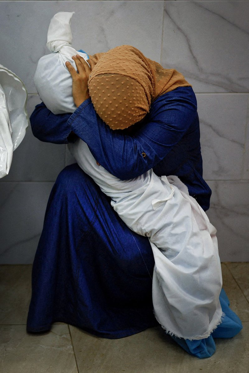 Congrats to Reuters photojournalist @MSalem66 for winning World Press Photo of the Year Award. Taken on October 17, 2023, the photo shows a Palestinian woman embracing her 5-year-old niece's body who was killed in an Israeli strike at Nasser hospital in the southern Gaza Strip.