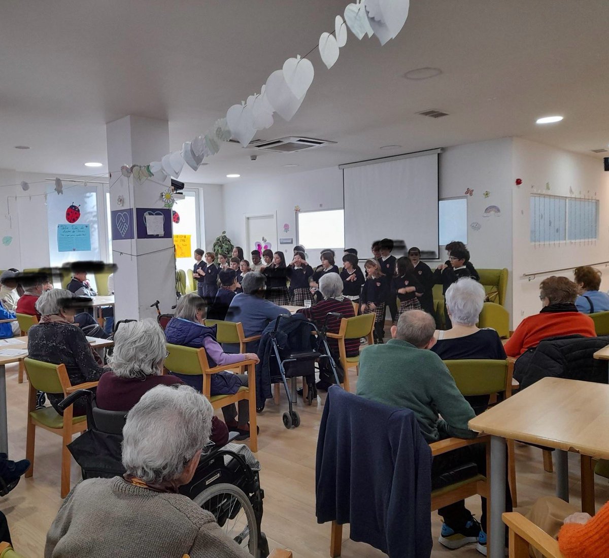 ColegioRafaelaM's tweet photo. El pasado 15 de abril se celebró el #diadelniño y el #diamundialdelarte . Alumnado de nuestro colegio celebró esta festividad con los ancianos del centro de día @villasaluten . https://t.co/aEr7X1v9uh